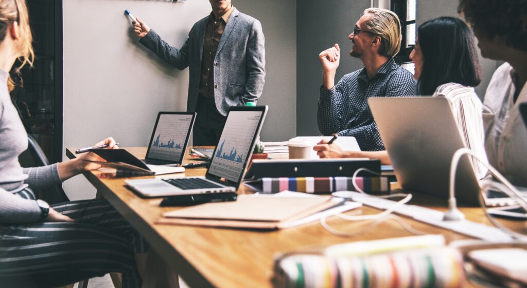 Equipo de localización y marketing