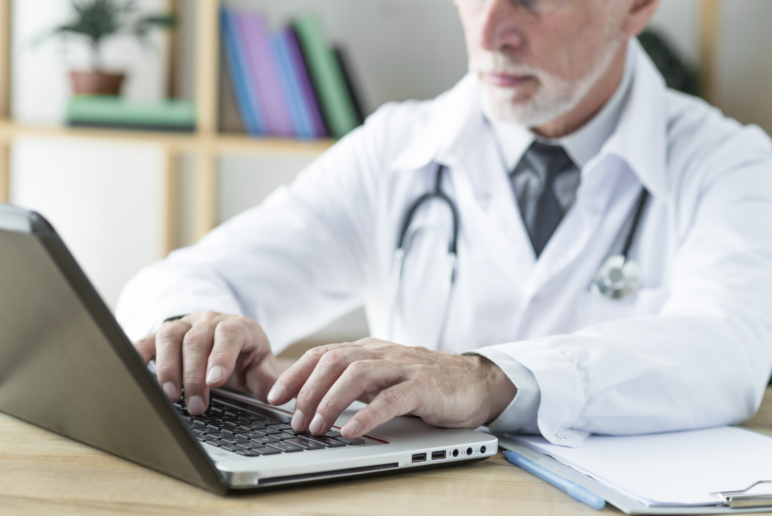 Doctor de Adeslas escribiendo