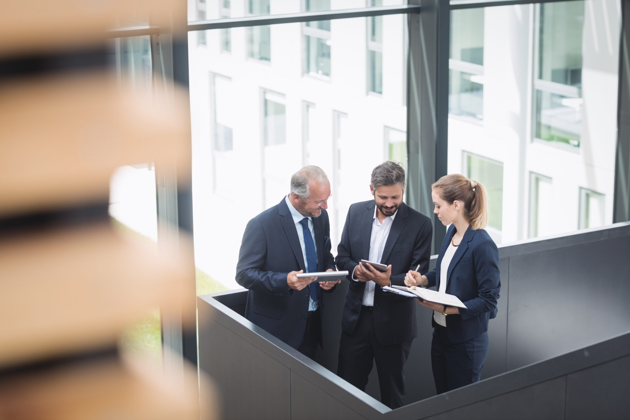 Personas hablando de negocios