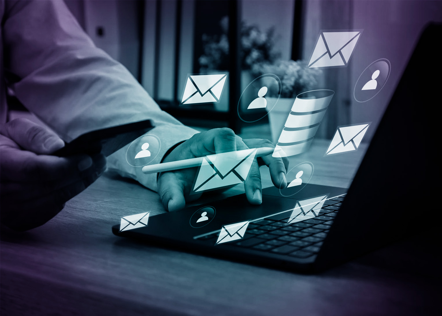 Profesional gestionando estrategia de email marketing desde el ordenador y el móvil