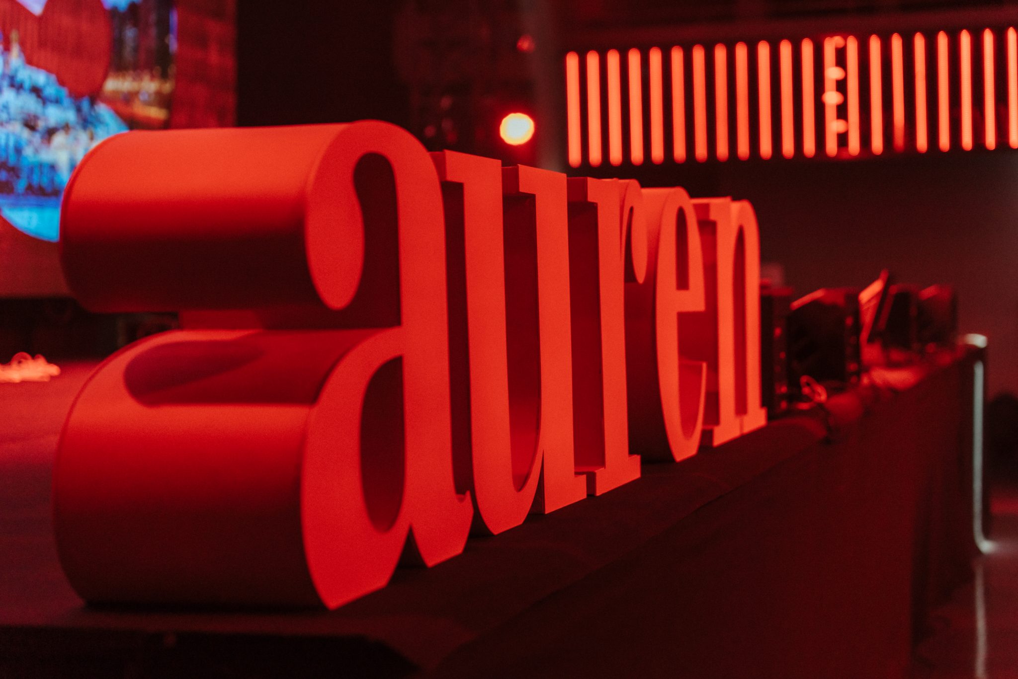 Logotipo de Auren en sus oficinas